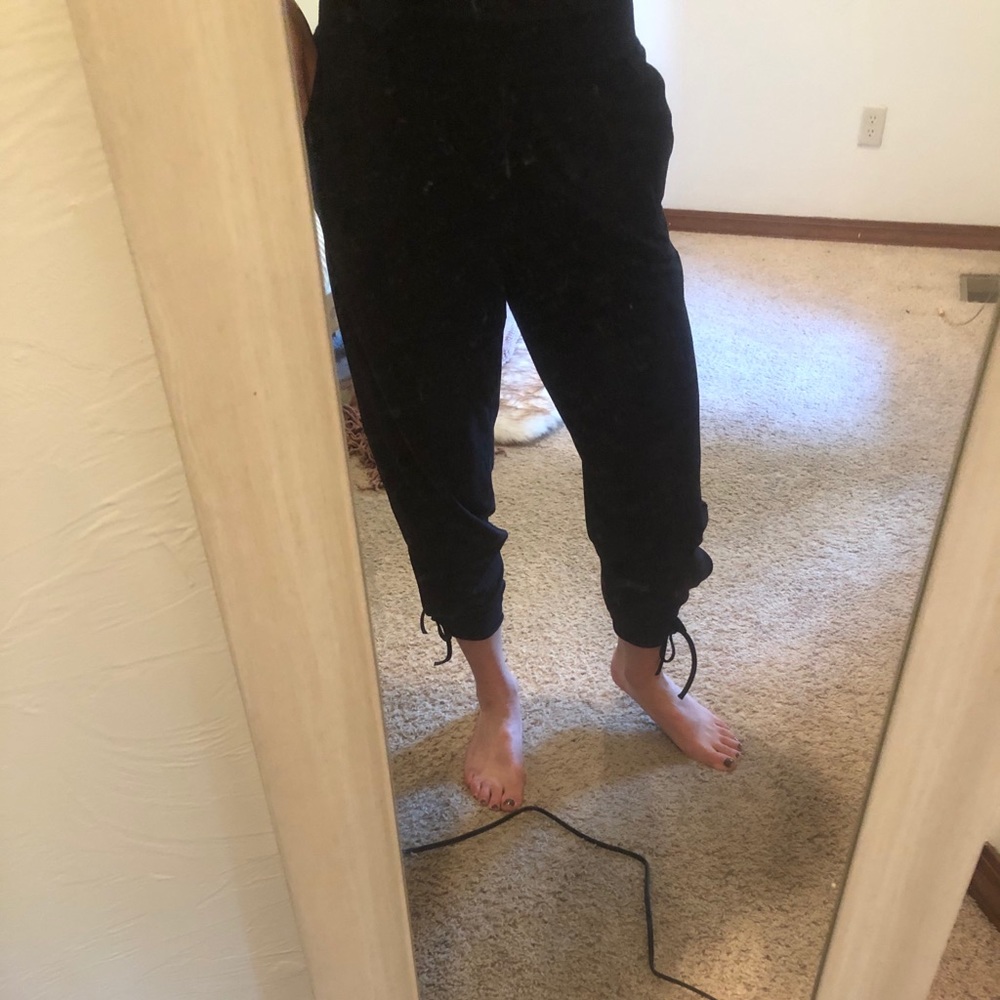 Lululemon black 8 joggers tie bottom